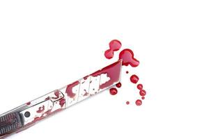 couteau de coupe sanglant sur fond blanc, concept d'halloween de violence sociale photo