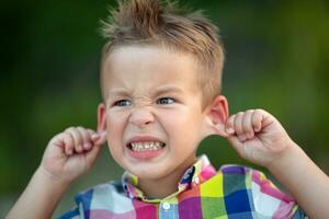 une grimaçant enfant photo