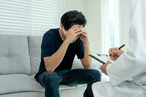 homme avec mental santé problèmes est consultant. psychiatre est enregistrement le les patients état pour traitement. encouragement, l'amour et famille problème, bipolaire , la dépression patient, protéger suicide photo