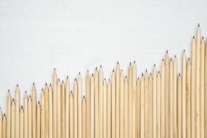 crayons en bois disposés sur tableau blanc. photo