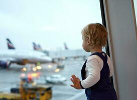 enfant dans le aéroport. photo