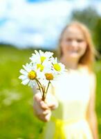 fille avec bouquet de camomilles. photo