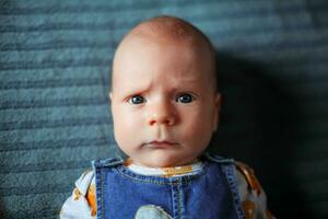 marrant bébé 3 mois vieux avec une sérieux visage photo