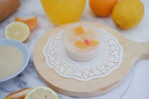 yaourt avec citron, Orange et pamplemousse sur blanc Contexte photo