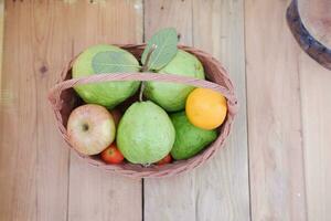 panier de pommes, des oranges et goyave sur une en bois tableau, Stock photo