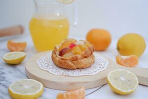 fait maison citron Tarte avec Frais fruit et Orange jus sur blanc Contexte photo