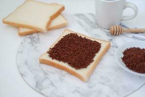 sandwich avec Chocolat et café sur une en bois conseil, Stock photo