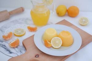 Orange gelée avec Frais citron et Orange jus sur une blanc Contexte. photo