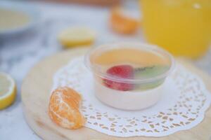 fruit gelée avec Orange jus, citron et kiwi sur le table photo