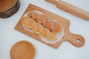 pain beignets sur le en bois table avec en bois roulant broche. photo