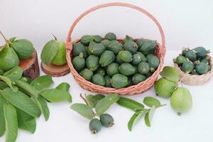 goyave fruit dans panier sur blanc Contexte photo