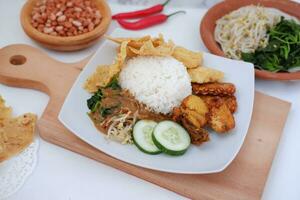 nasi lemak, indonésien nourriture avec riz et frit poulet photo
