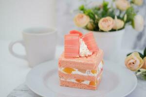 tranche de gâteau sur blanc marbre Contexte. sélectif se concentrer. photo