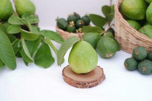 Frais goyave fruit dans une panier sur blanc Contexte. sélectif se concentrer. photo