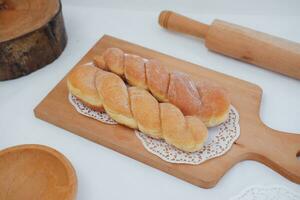 pain beignets sur le en bois table avec en bois roulant broche. photo