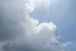 ciel bleu avec fond de nuages blancs photo