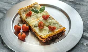 lasagne sur le métal assiette photo