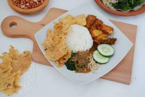 nasi lemak, indonésien nourriture avec riz et frit poulet photo