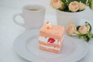 pièce de gâteau et tasse de thé sur blanc arrière-plan, Stock photo