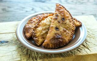 galettes de viande sur le fond en bois photo