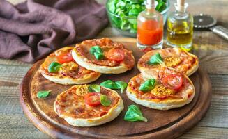 mini pizzas sur la planche de bois photo