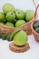 Frais goyave fruit dans une panier sur blanc Contexte. sélectif se concentrer. photo