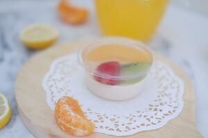 fruit gelée avec Orange jus, citron et kiwi sur le table photo