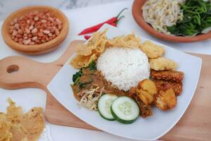 nasi lemak, indonésien nourriture avec riz et frit poulet photo