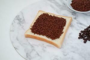 sandwich avec Chocolat et café sur une en bois conseil, Stock photo