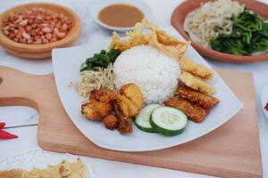 thaïlandais nourriture avec riz, frit Tofu, crevette pâte, sucré et acide sauce photo