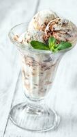 vanille-chocolat la glace crème dans une sundae verre photo