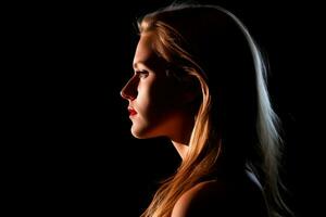 portrait de une magnifique Jeune femme dans silhouette contre une noir Contexte génératif ai photo