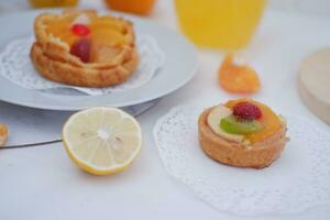 fruit tartelette avec orange, kiwi, fraise et mandarin photo