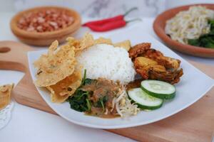 nasi lemak, indonésien nourriture avec riz et frit poulet photo