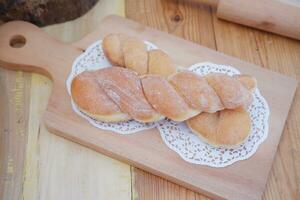 pain beignets sur le en bois table avec en bois roulant broche. photo
