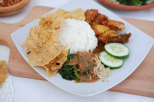 nasi lemak, indonésien nourriture avec riz et frit poulet photo