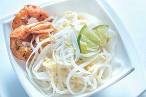 riz nouilles avec crevettes et haricot choux photo