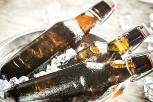 bouteilles de Bière dans la glace cubes photo