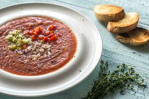 portion de Gaspacho sur le en bois table photo