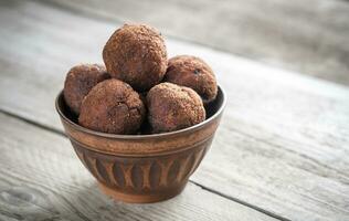 bol de Boulettes de viande sur le en bois Contexte photo