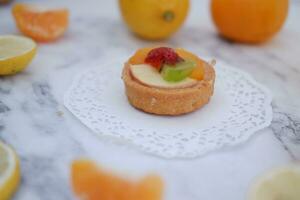 fruit tartelette avec orange, kiwi, fraise et mandarin photo