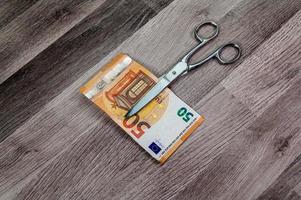 couper des billets de 50 euros avec des ciseaux photo