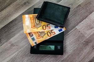 billets en euros sur une échelle avec un portefeuille photo