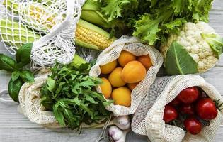 fruits et légumes frais dans un sac en coton écologique photo