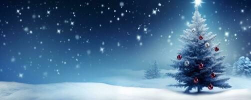 Noël arbre sur une blanc et foncé bleu neigeux Contexte photo