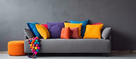 vibrante teinté coussins et jeter sur confortable gris canapé photo