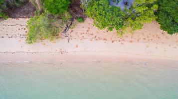 vue aérienne de la plage à l'ombre de l'eau bleu émeraude et de la mousse des vagues sur la mer tropicale