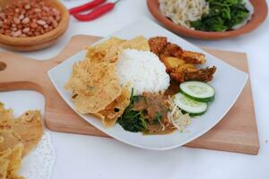 nasi lemak, indonésien nourriture avec riz et frit poulet photo