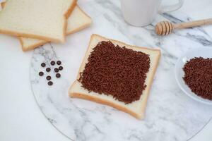 sandwich avec Chocolat et café sur une en bois conseil, Stock photo