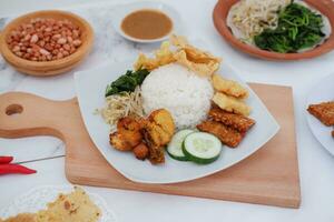 thaïlandais nourriture avec riz, frit Tofu, crevette pâte, sucré et acide sauce photo